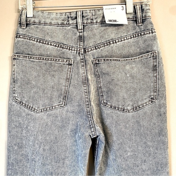 Refuge Vintage High Rise Light Wash Mom Jeans - Picture 8 of 11